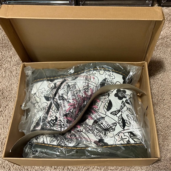 NWOB Dr. Martens Meadow Print Boots, size women’s 8 or big kids 6 - Picture 6 of 7